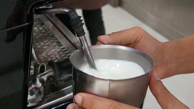 咖啡师热气腾腾的牛奶视频素材