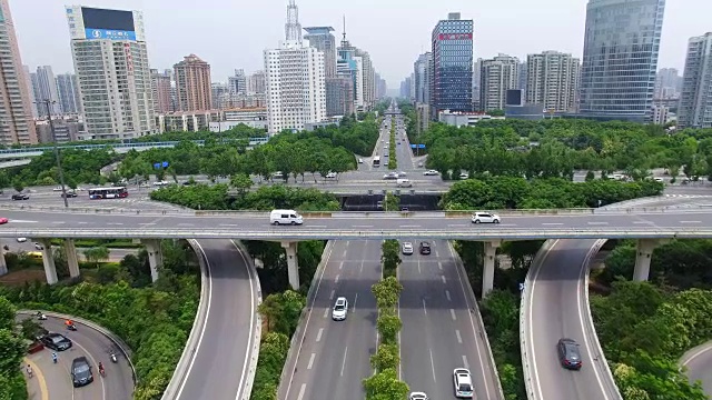 高架桥上交通的航拍/中国西安。视频素材