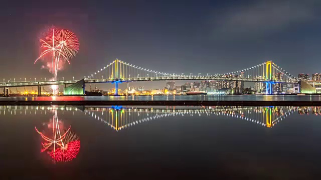 4K时间间隔的东京台场烟花与彩虹桥在东京湾，晴海，日本晚上。视频素材