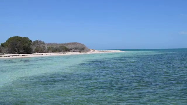 隐藏的自然美景:居住在白色钥匙(西班牙语:Cayo Blanco)，这个原始的地方位于圣灵省Tunas de Zaza以南4公里处视频素材