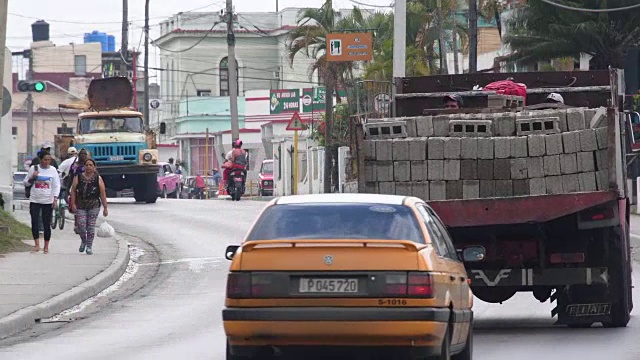 古巴圣克拉拉:中央道路上的交通和运输场景。古巴的主要道路贯穿城市的这一点到另一点。视频素材