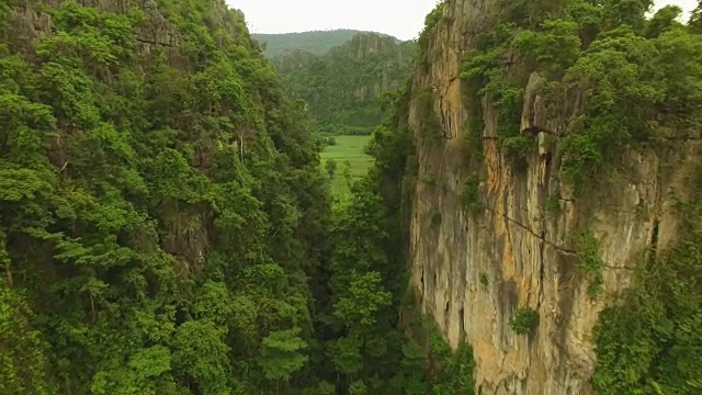 泰国Noen Maprang的石灰岩山鸟瞰图视频素材