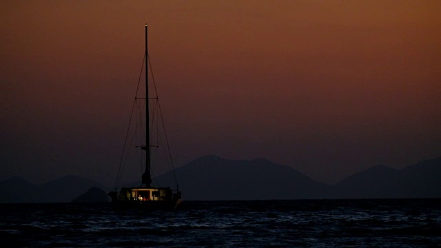 在泰国甲米的拉伊雷，驶向夕阳视频素材