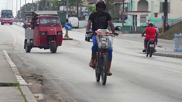 古巴圣克拉拉:中央道路上的交通和运输场景。古巴的主要道路贯穿城市的这一点到另一点。视频素材