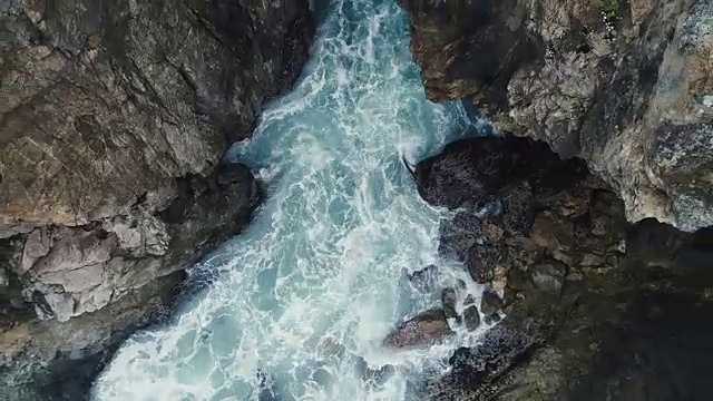 岩石中的波浪视频下载