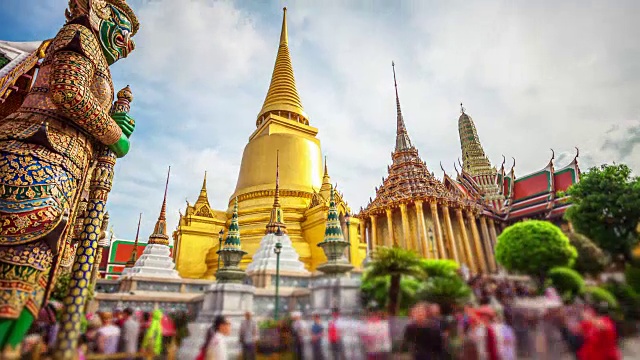 泰国曼谷大皇宫玉佛寺的金塔或佛塔(由于商业用途，脸部模糊)视频素材