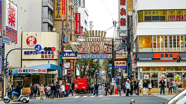 在大阪的南波街市场，人们拥挤不堪视频素材