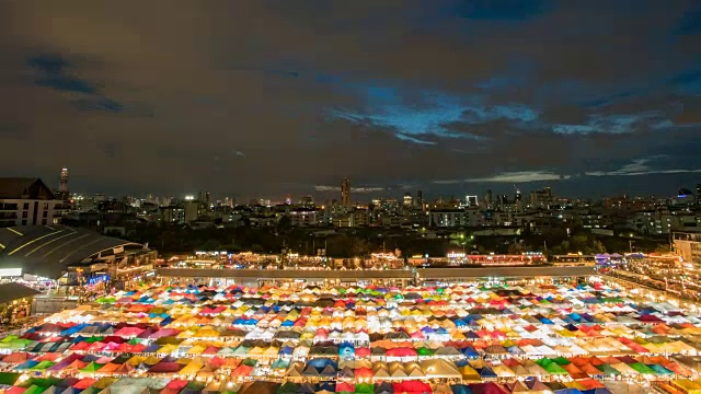 TL / 4K:丰富多彩的当地夜市视频素材