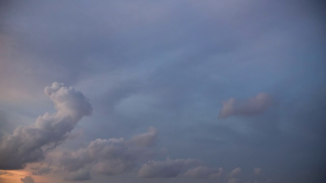 傍晚日落天空与沉重的云时间流逝视频素材