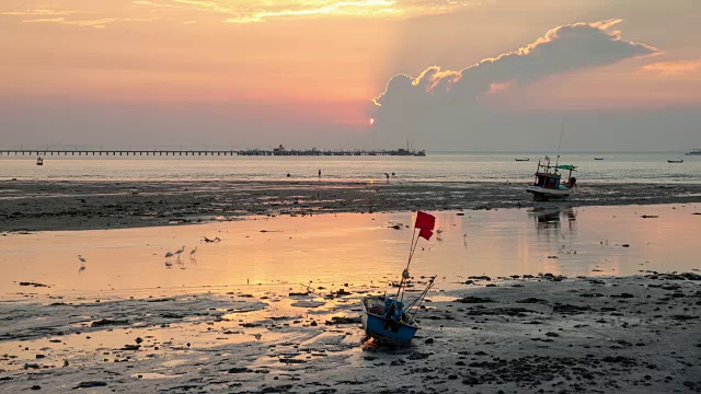 4K延时:放大海滩和海边的日落视频下载