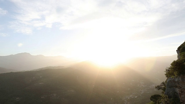 时间流逝的观点，云通过山谷视频素材