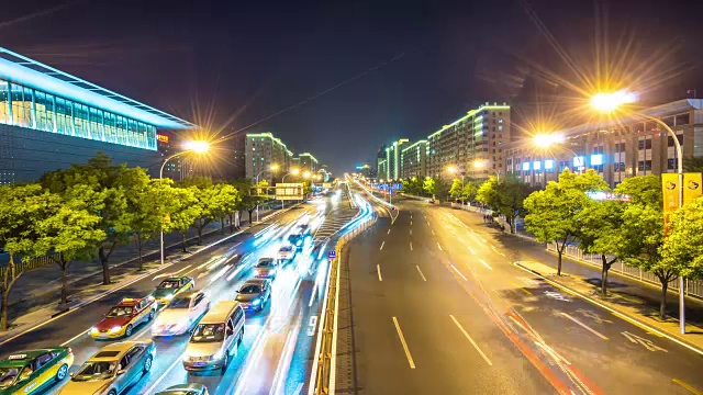 现代城市中城区夜间交通繁忙。时间流逝视频素材