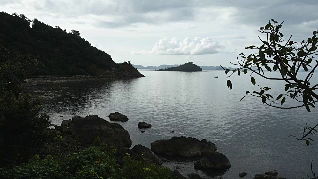 泰国春丰Koh Phitak渔村。视频素材