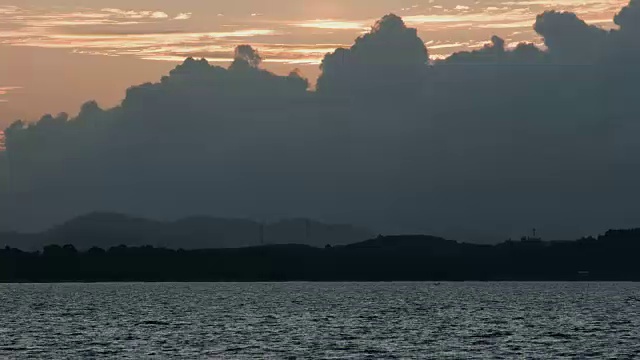 泰国春丰Koh Phitak渔村。视频素材