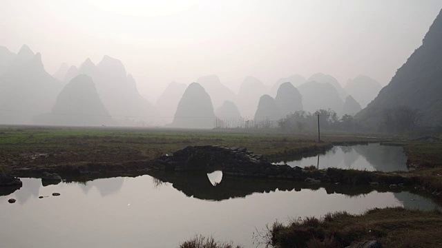 中国广西桂林阳朔遇龙河的日出视频素材