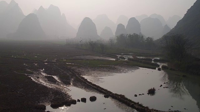 中国广西桂林阳朔遇龙河的日出视频素材