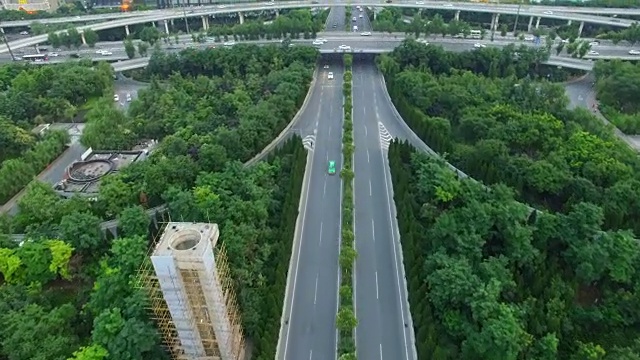 T/L航拍的道路上的交通和城市景观日落/西安，中国视频素材