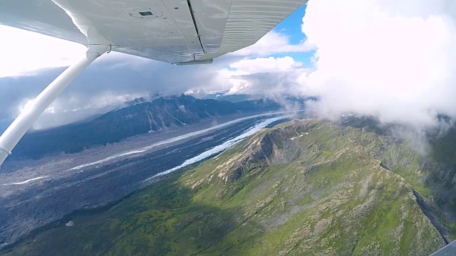 乘坐水上飞机，德纳里山或麦金利山，阿拉斯加，美国。视频素材