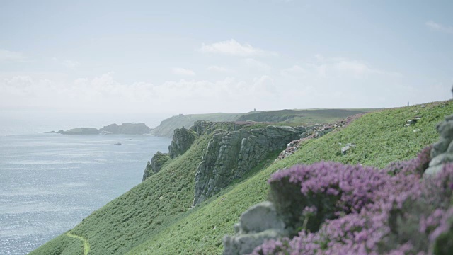 蓝迪岛海岸线，前景是石南视频素材