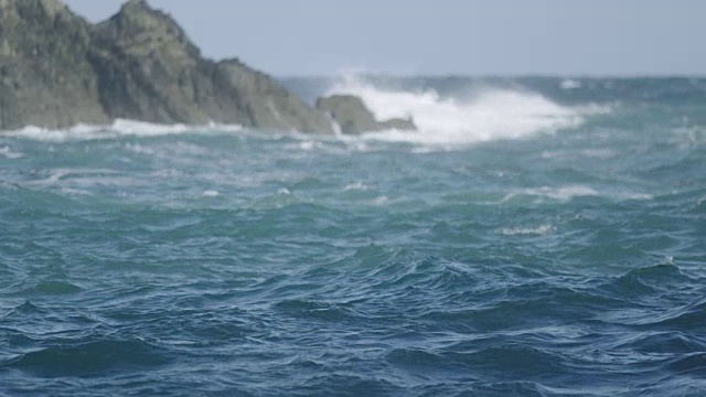 蓝迪岛外海面波涛汹涌的慢镜头视频素材