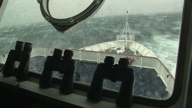 船头穿过风暴和巨浪，海浪冲击船头，双筒望远镜在前景，南乔治亚岛，福克兰群岛，英国海外领土视频素材