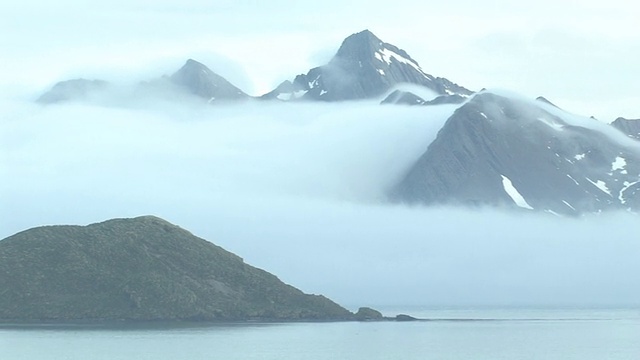 低雾横跨海湾，南乔治亚岛，福克兰群岛，英国海外领土沿海山脉视频素材