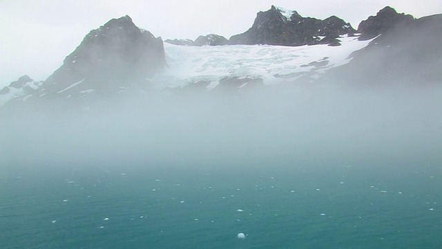 南乔治亚岛，福克兰群岛，英国海外领土，低雾横跨海湾沿海山脉视频素材