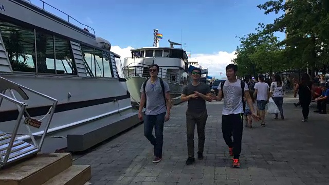 加拿大多伦多:海滨或海港，码头有船只。一个徒步旅行者的观点。城市日常生活方式视频素材