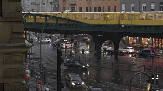 柏林的城市铁路在大雨中视频素材