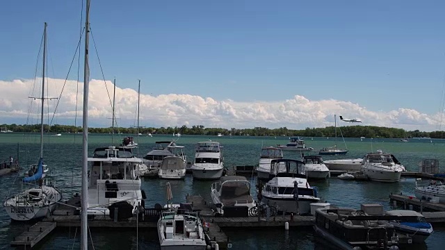 加拿大多伦多:鸟瞰图的Marina滨水或海港。背景是波特的飞机降落。该旅游区是加拿大城市重要的娱乐中心。视频素材