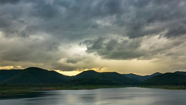 泰国降雨前，4K T/L的云在大坝上方移动(变焦镜头)视频素材