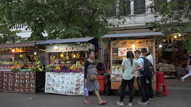 暹粒镇夜市上的交通和小吃摊上的人们视频素材