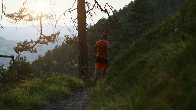 人类在森林里向山上奔跑视频素材