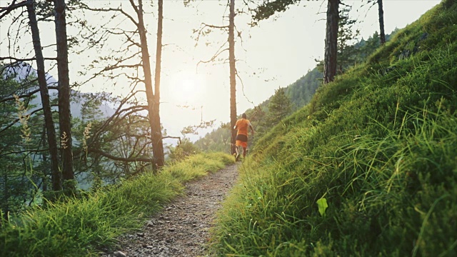 人类在森林里向山上奔跑视频素材