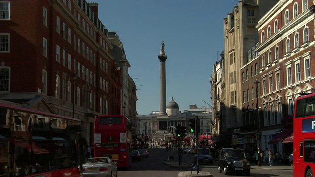 MS Top of Nelson’s Column/ ZO WS穿过特拉法加广场的交通和行人/英国伦敦视频素材