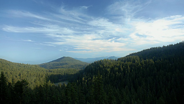 快速运动，WS，绿色山丘和山谷，火山口湖国家公园，俄勒冈，美国视频素材