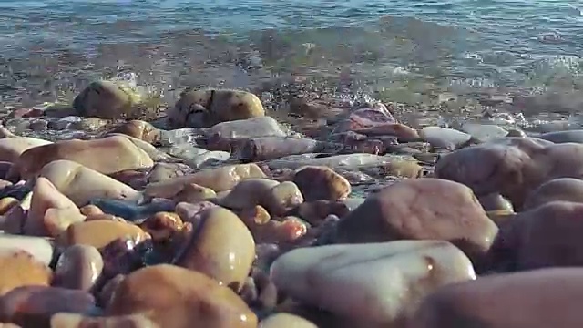 海浪在海里滚过卵石视频素材