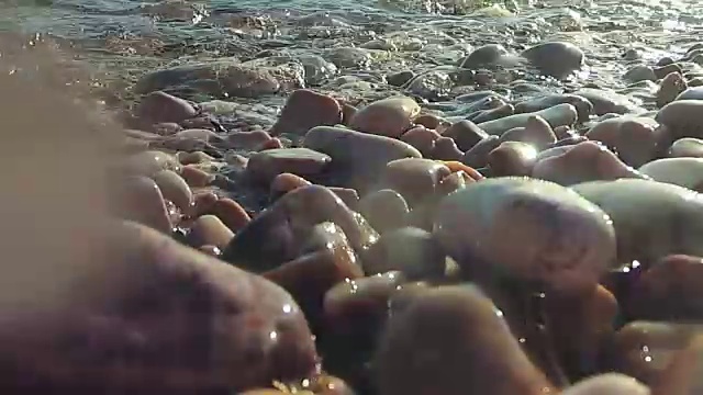 海浪在海里滚过卵石视频素材