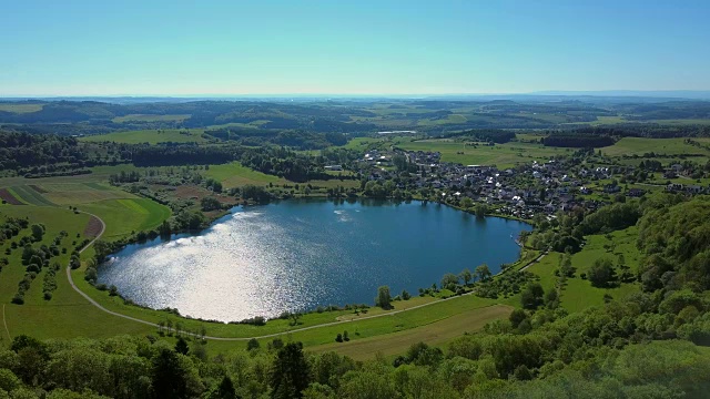 德国莱茵兰-普法尔茨的艾菲尔，Vulkaneifel, Schalkenmehren Maar镇视频素材