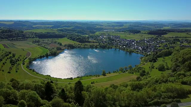 德国莱茵兰-普法尔茨的艾菲尔，Vulkaneifel, Schalkenmehren Maar镇视频素材