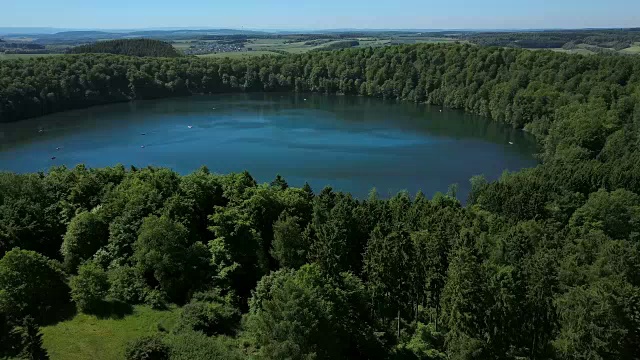 吉伦菲尔德附近的Pulvermaar, Vulkaneifel, Eifel, Rhineland-Palatinate，德国视频素材