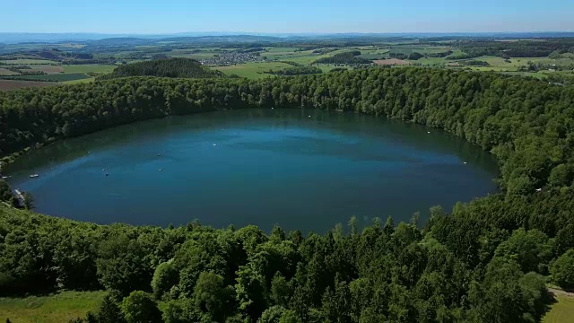 吉伦菲尔德附近的Pulvermaar, Vulkaneifel, Eifel, Rhineland-Palatinate，德国视频素材