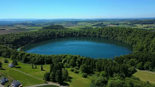 吉伦菲尔德附近的Pulvermaar, Vulkaneifel, Eifel, Rhineland-Palatinate，德国视频素材