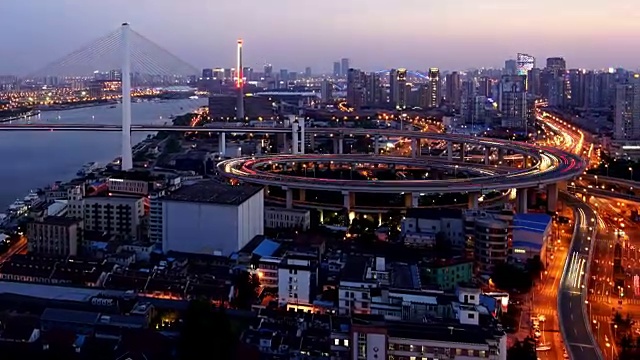 从白天到夜晚的时间流逝:上海南浦大桥与天际线，黄浦江，中国视频素材