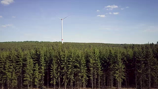 空中跟踪拍摄的德国中部风景与风力发电机视频素材