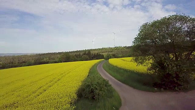 空中跟踪拍摄的德国中部风景与风力发电机视频素材