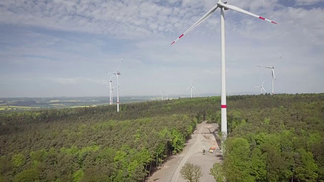 空中跟踪拍摄的德国中部风景与风力发电机视频素材