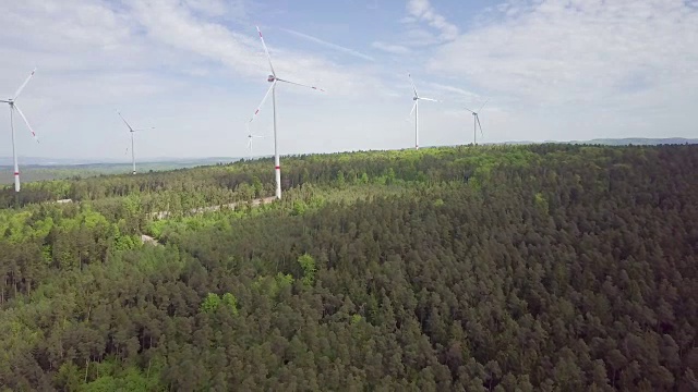 空中跟踪拍摄的德国中部风景与风力发电机视频素材