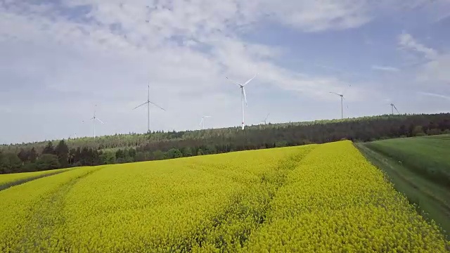 空中跟踪拍摄的德国中部风景与风力发电机视频素材