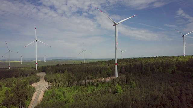 空中跟踪拍摄的德国中部风景与风力发电机视频素材